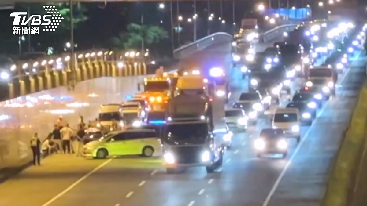 台74線警匪追逐!詐團嫌犯衝撞拒捕 「塞車陣」反成警方神助攻。(圖/TVBS)