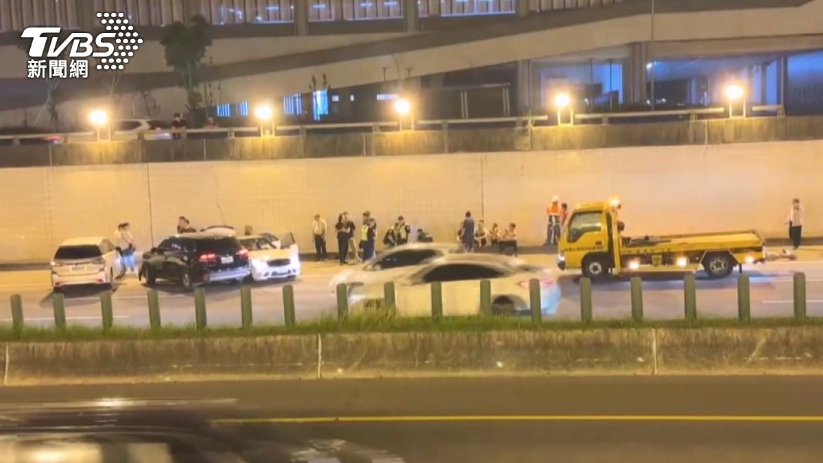 下班時段選擇開上台74線企圖逃脫,卻反而塞在車陣中動彈不得。(圖/TVBS)