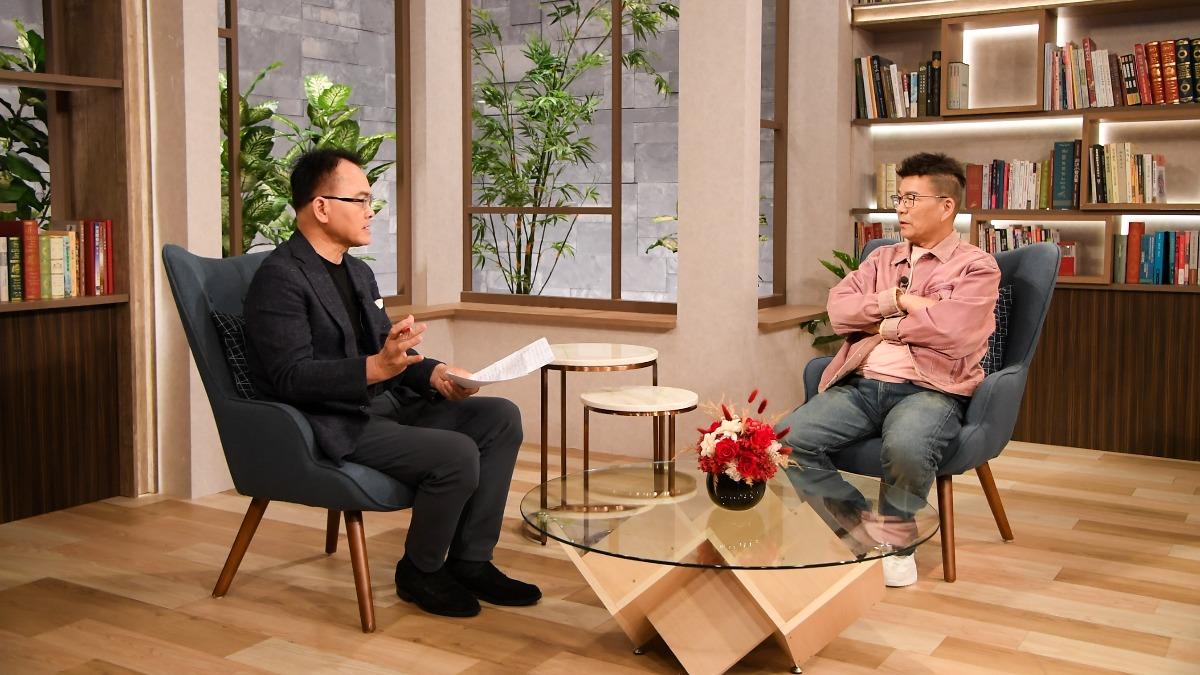 沈玉琳（右）接受鄭弘儀專訪。（圖／三立提供）