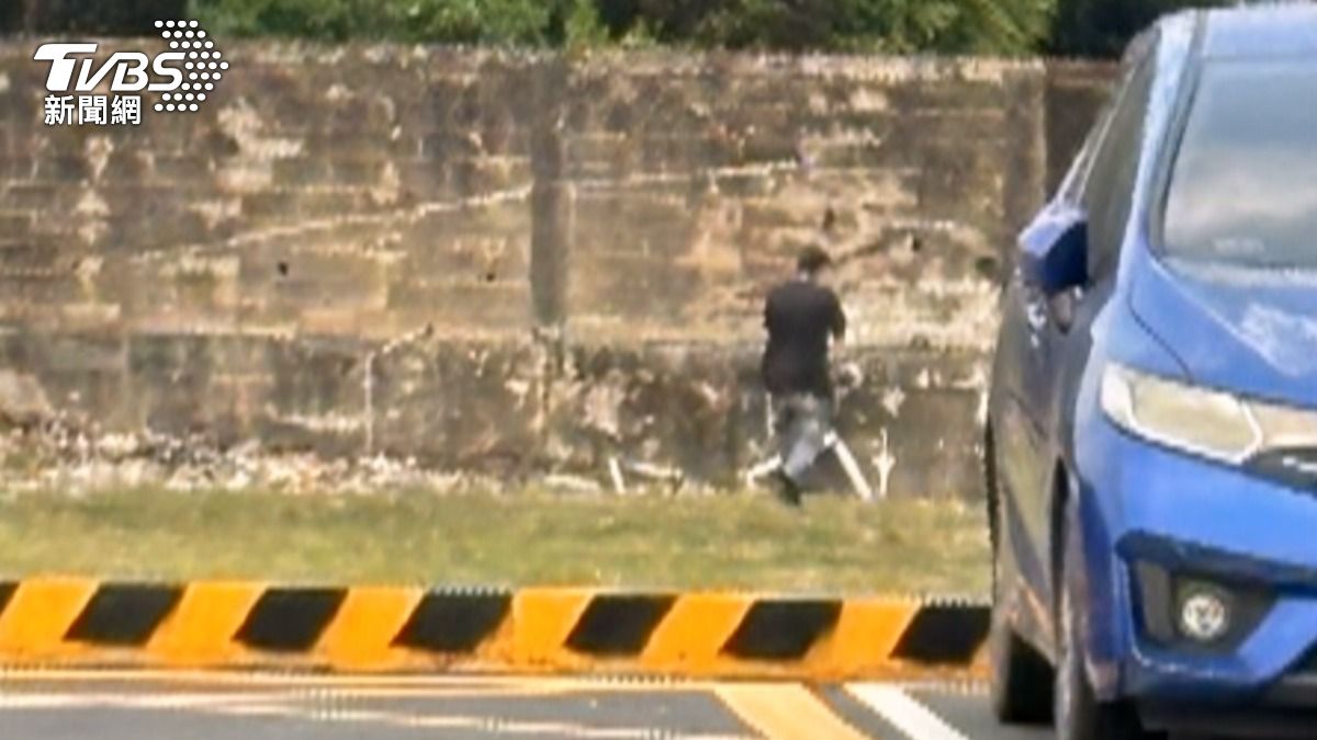 台南擄人案24小時破案,女學生「機警拍1照」成關鍵,讓員警得以從身形比對出嫌疑人,順利偵破此案。(圖/TVBS)