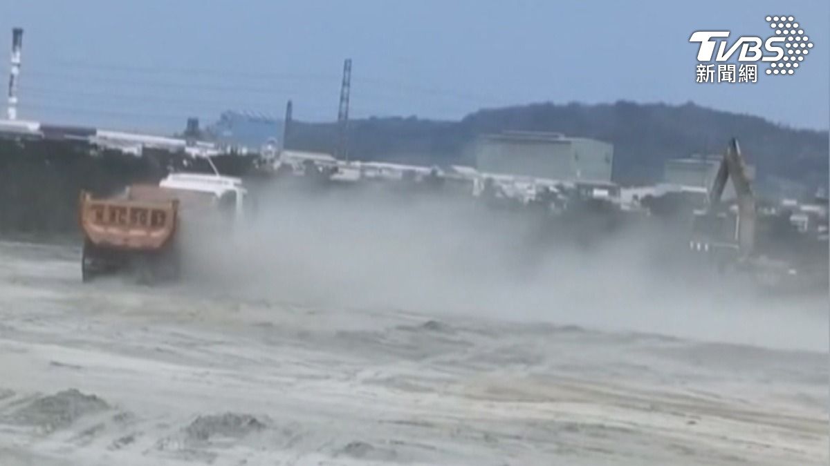 高雄南星計畫區,砂石車飆破900輛,讓大林蒲地區塵土飛揚,居民苦不堪言。(圖/TVBS)