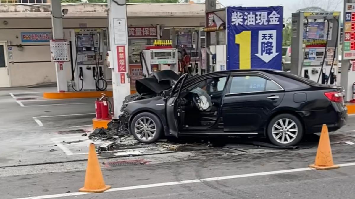 黑車衝撞加油站。(圖/翻攝自臉書「嘉義綠豆大小事」)