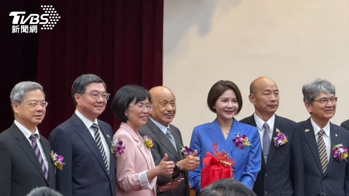 厚生會會長交接典禮,陳菁徽(右三)擔任新任會長。(圖/陳怡潔攝)