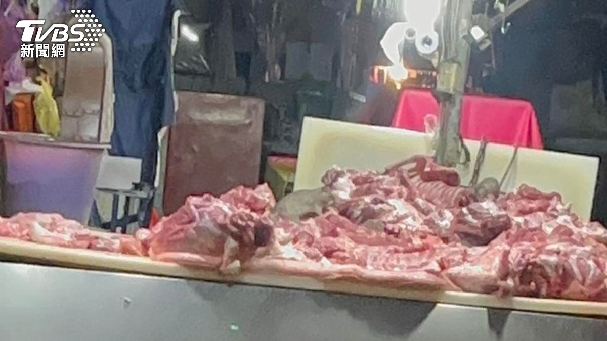 上月才出事!高雄豬肉攤又見老鼠「捧豬頭」狂啃 全網崩潰了