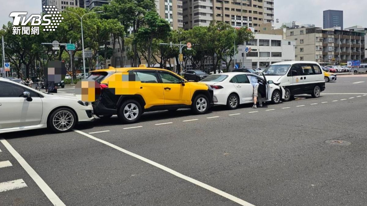 碰！高雄警車突偏移撞對向3車　警疑身體不適肇禍