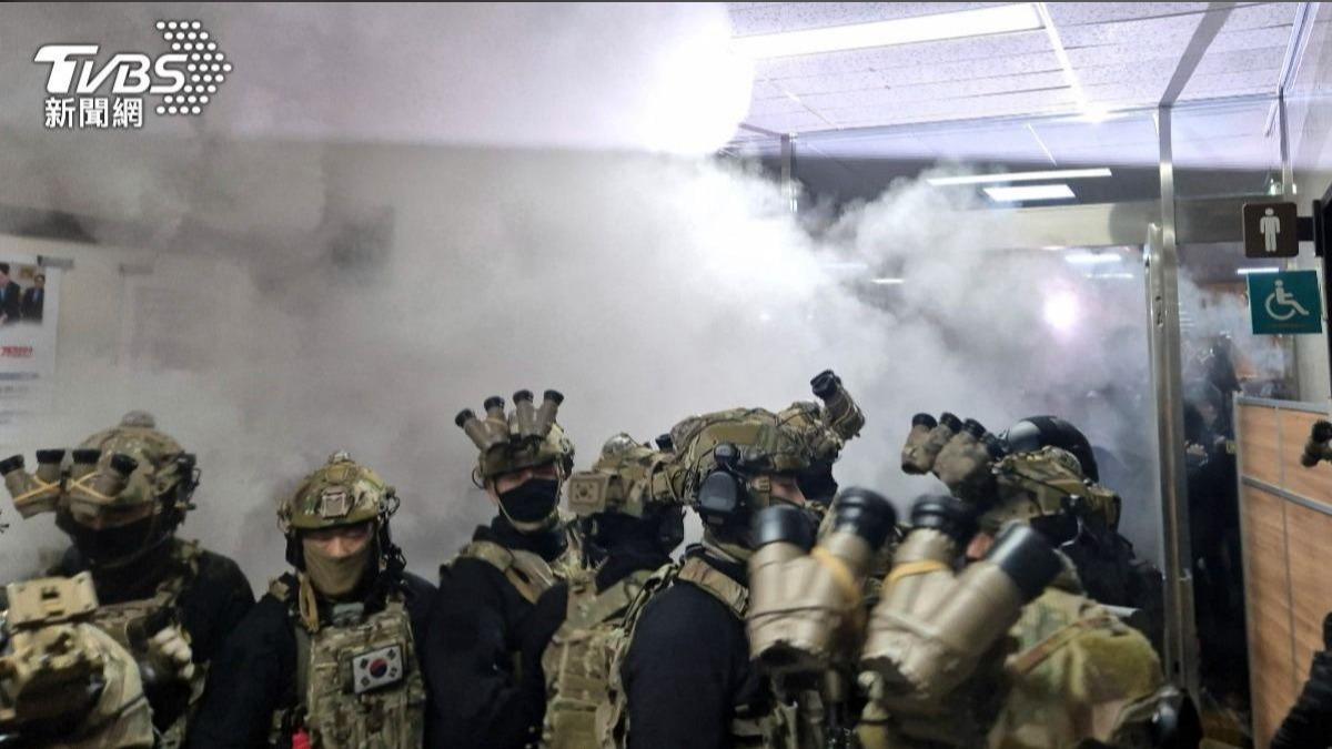 南韓2024年短暫戒嚴引發軍民動亂。（圖／達志影像美聯社）