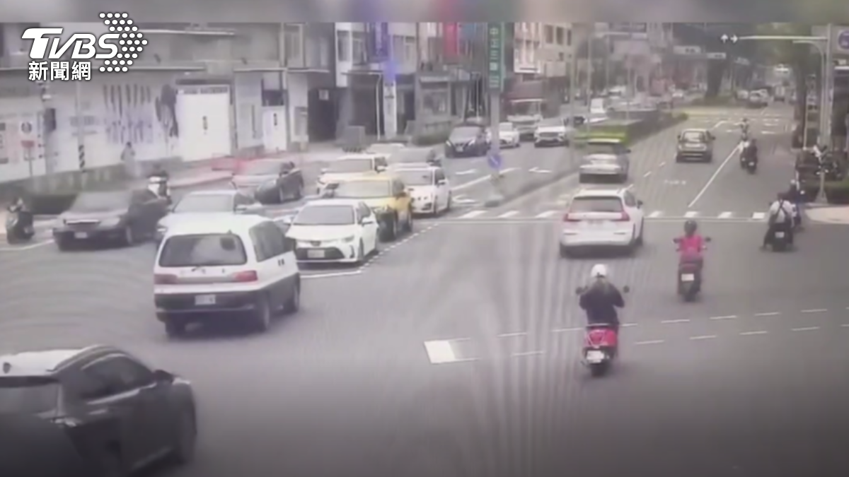 高雄車禍-警備車-警車-警車撞車-新興區-中正三路-高雄市警察局-員警身體不適-警車連環撞-警車撞待轉車