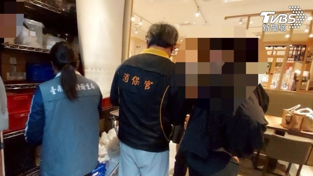 台南市衛生局與消保官獲報前往稽查。(圖/TVBS)