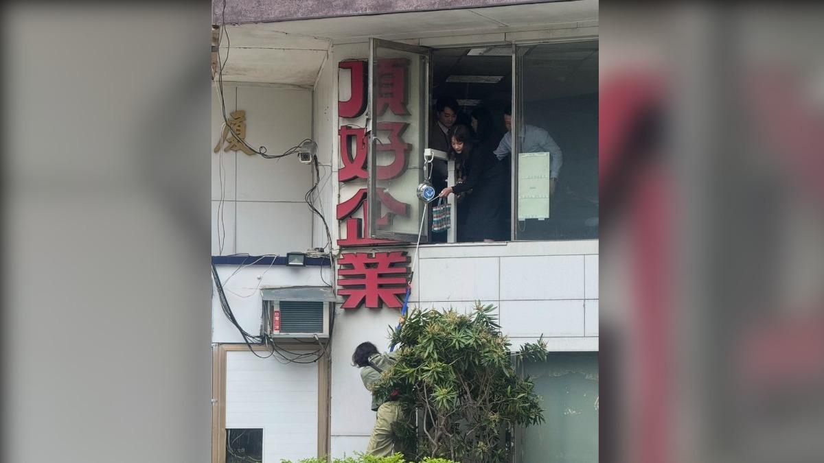 頂好商業大樓民眾垂降逃生。(圖/翻攝自threads@yi_jin_1106)
