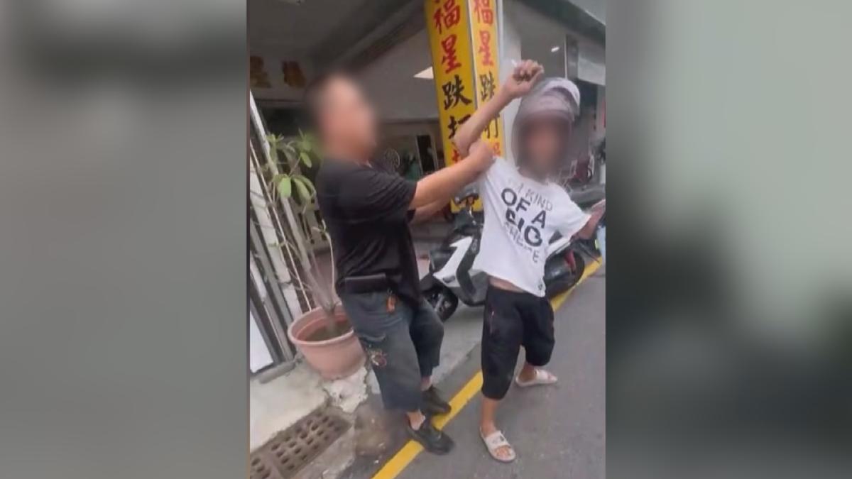 台南一起擦撞車禍，機車騎士酒駕心虛一心只想逃離現場，與貨車駕駛在路邊拉扯。（圖／民眾提供）