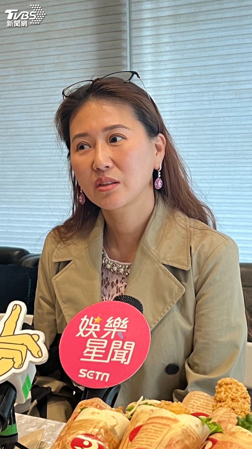 米凱莉長時間作畫,身體開始出現許多毛病。(圖/吳志偉攝)