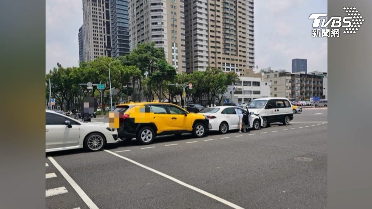 高雄市苓雅區一名51歲吳姓員警行車途中突然暈眩失控,逆向追撞3輛車。(圖/TVBS)
