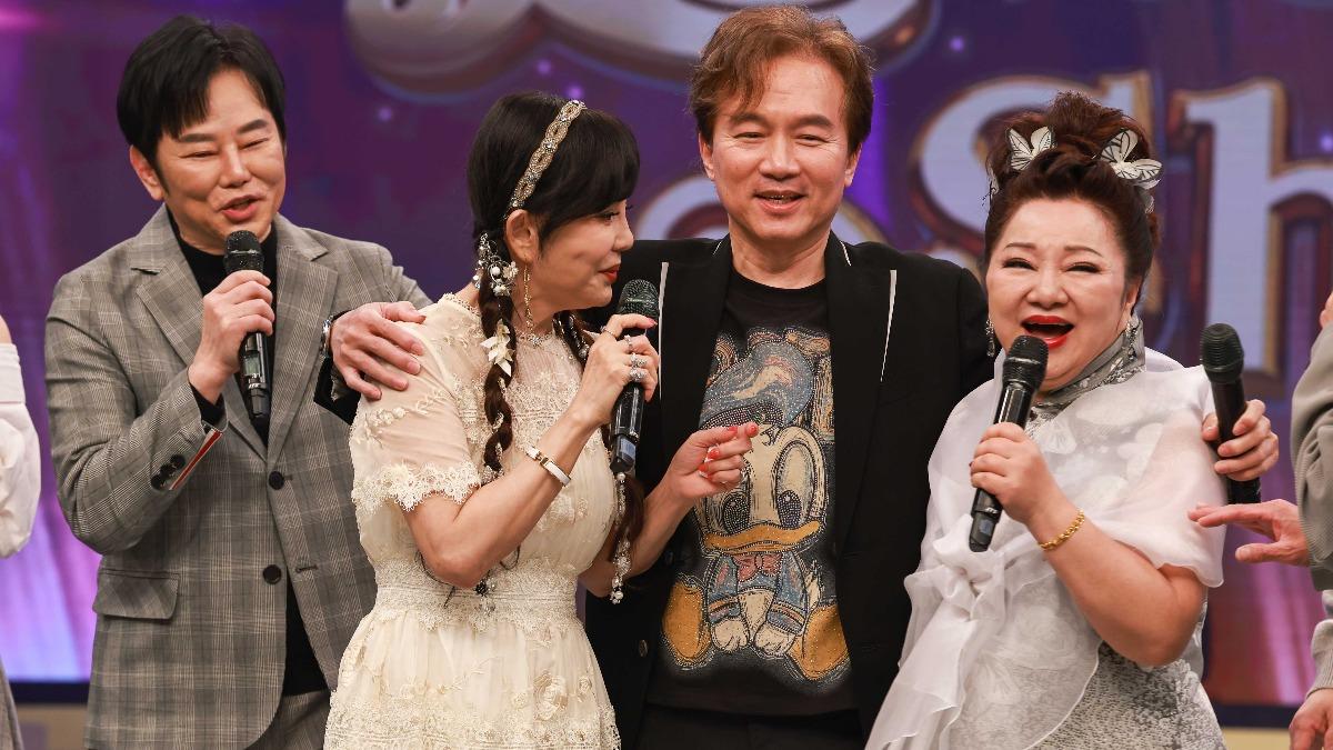 孫鵬(右二)左擁右抱狄鶯、白冰冰。(圖/民視提供)