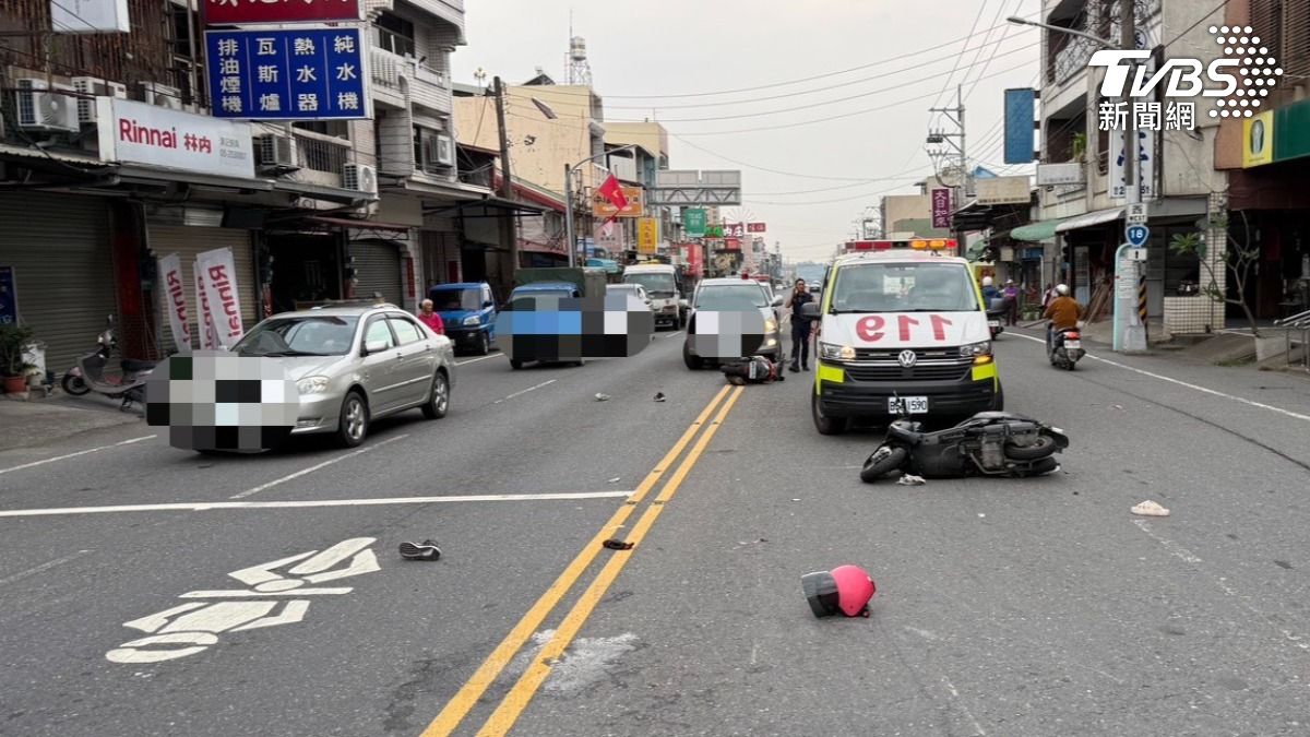 嘉義縣中埔兩台機車追撞事故,一名女子經救護車緊急送醫搶救,仍傷重不治。(圖/TVBS)