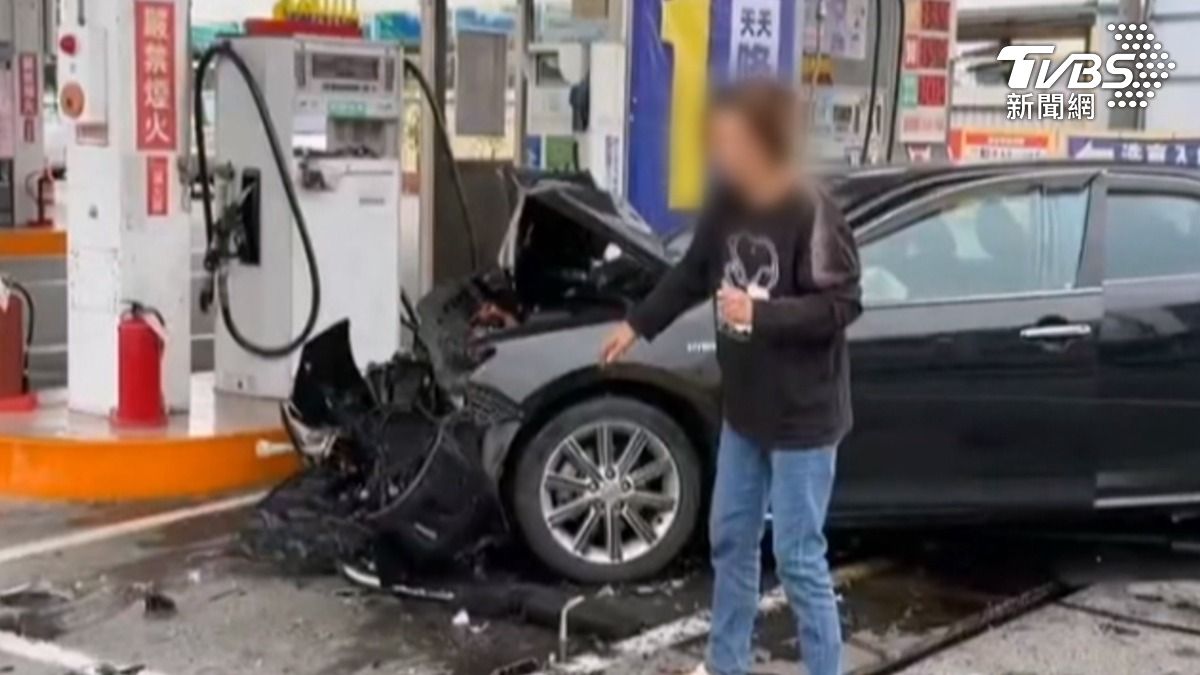 嘉義一名女駕駛先追撞一輛小貨車,隨後又撞進加油站,駕駛下車後整個人抖個不停。(圖/TVBS)