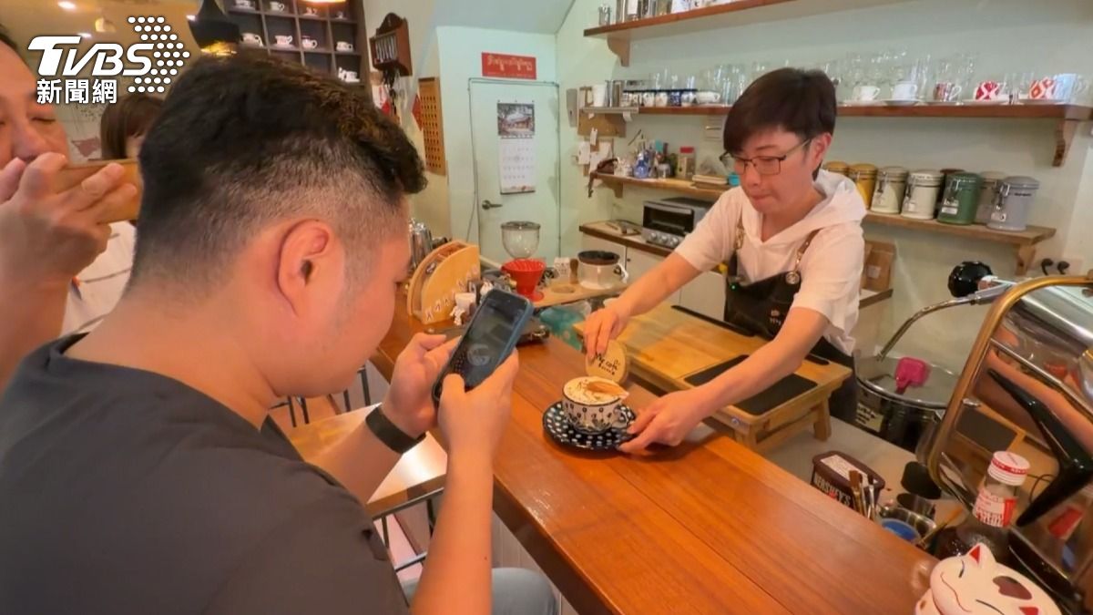 不管是貞子咖啡還是蟑螂咖啡,每一杯精緻的作品都是老闆娘親手製作,完整展現了生活的藝術。(圖/TVBS)