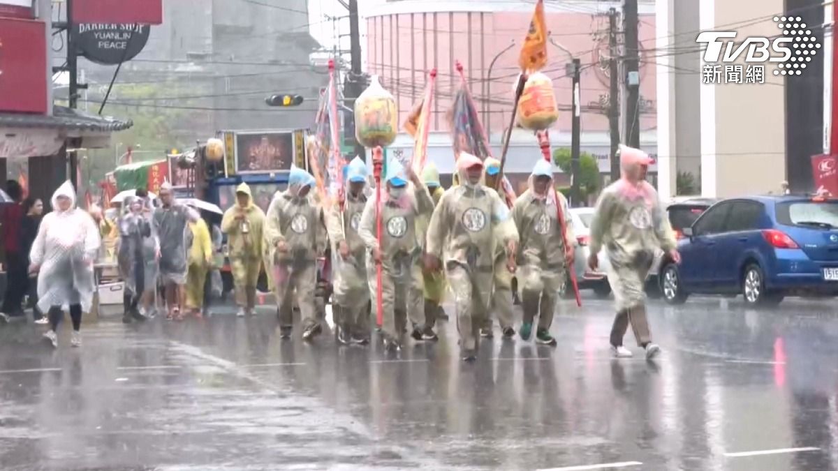 大甲媽遶境突降大雨!暖心信眾備1500件雨衣 沿途即時發送。(圖/TVBS)