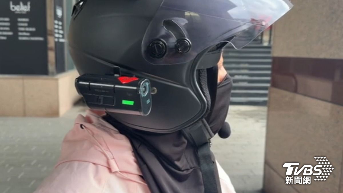外送員自費花千元買設備自保。（圖／TVBS）