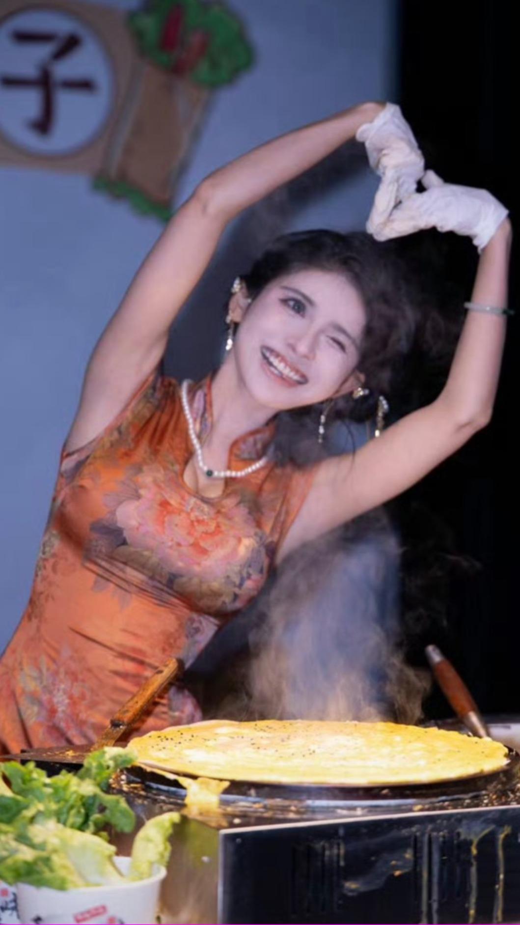 狗頭蘿莉改行賣餅。(圖/翻攝自微博)