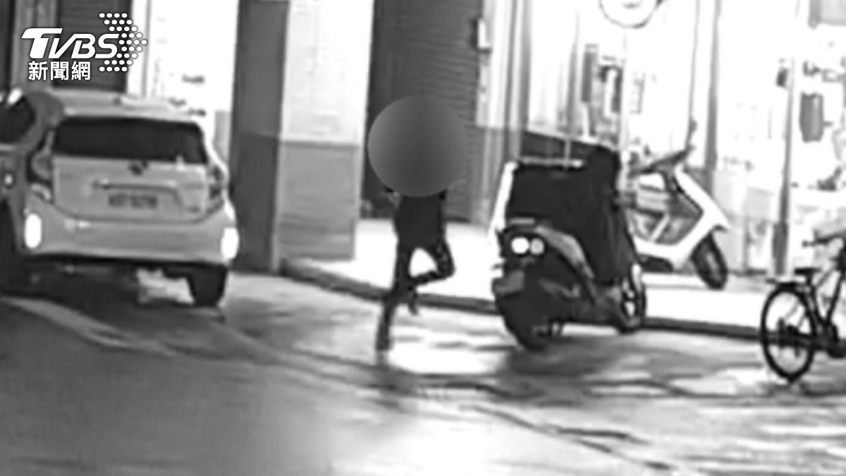 被害人超商外被人持棍攻擊,嚇得棄車逃跑。(圖/TVBS)