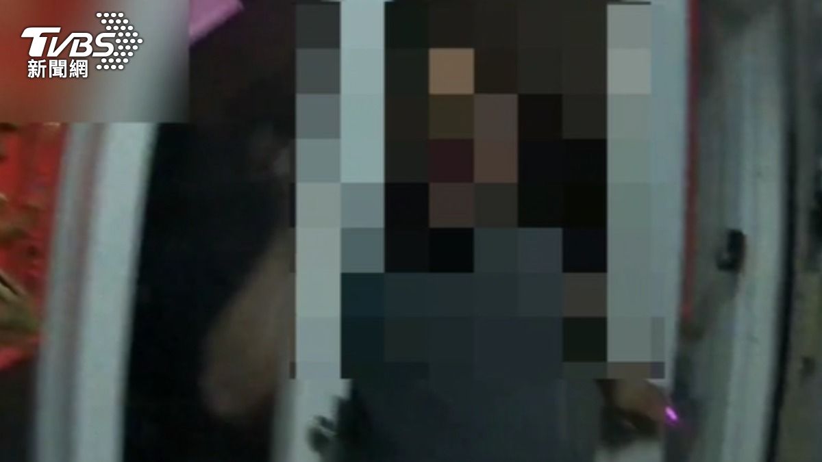 警方不到兩小時循線找到打人駕駛。(圖/TVBS)