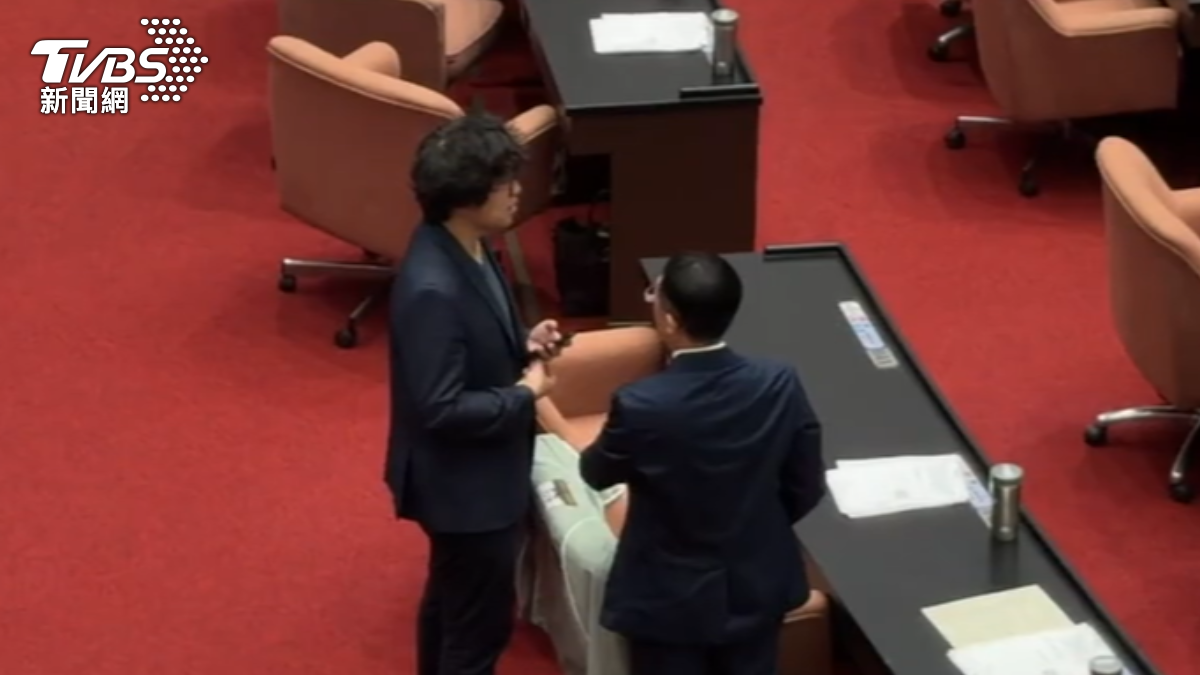 民進黨立委沈伯洋有望代表參選台北市長,近期兩度拜會市議會。(圖/TVBS)