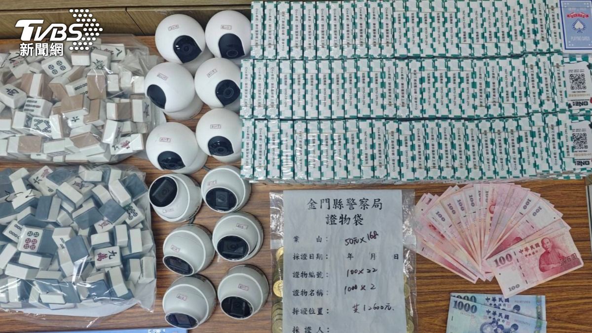 檢警查扣證物。（圖／TVBS）