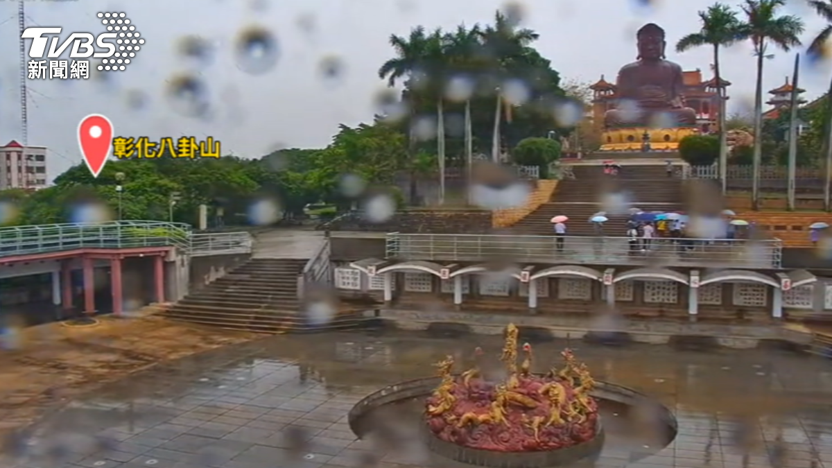 週五中南部地區已經開始下起間歇性大雨。(圖/TVBS)