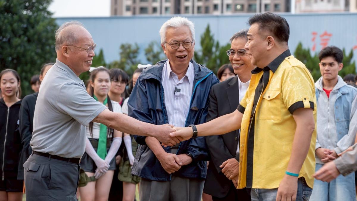 白雲回青年高中感謝老師和教官過去的照顧。(圖／公視台語台提供)