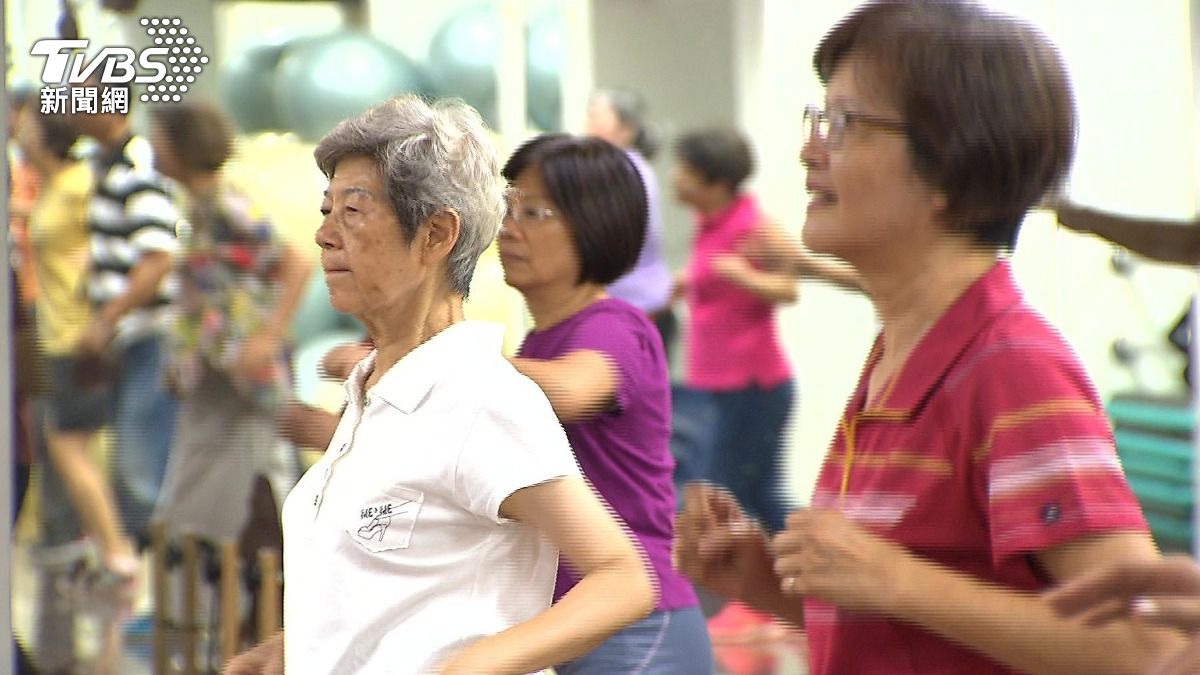 勞保請領年齡提高，中高齡勞工續留職場增加。（圖／TVBS）