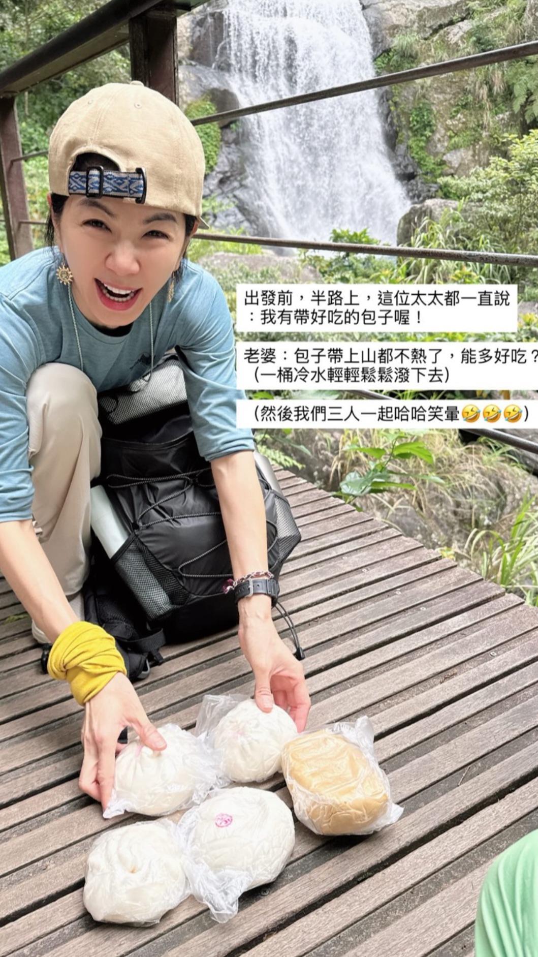 Ella帶了不少包子去爬山,讓Selina和Hebe笑壞。(圖/翻攝自Hebe IG)