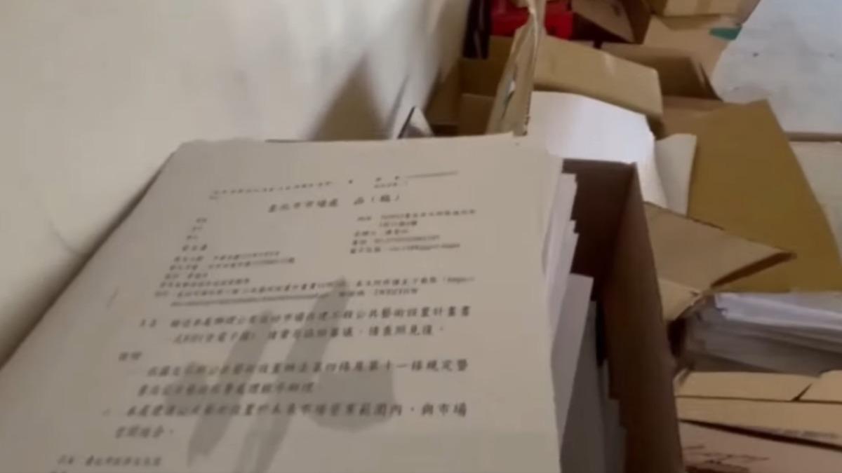 機密文件直接被堆放在公共場合。(圖/翻攝自陳怡君議員臉書)