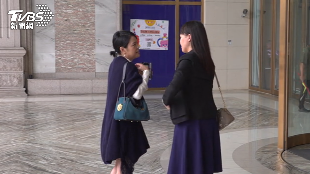 前民眾黨立委李貞秀揹著過去沒有曝光過的愛馬仕名牌包。(圖/TVBS)