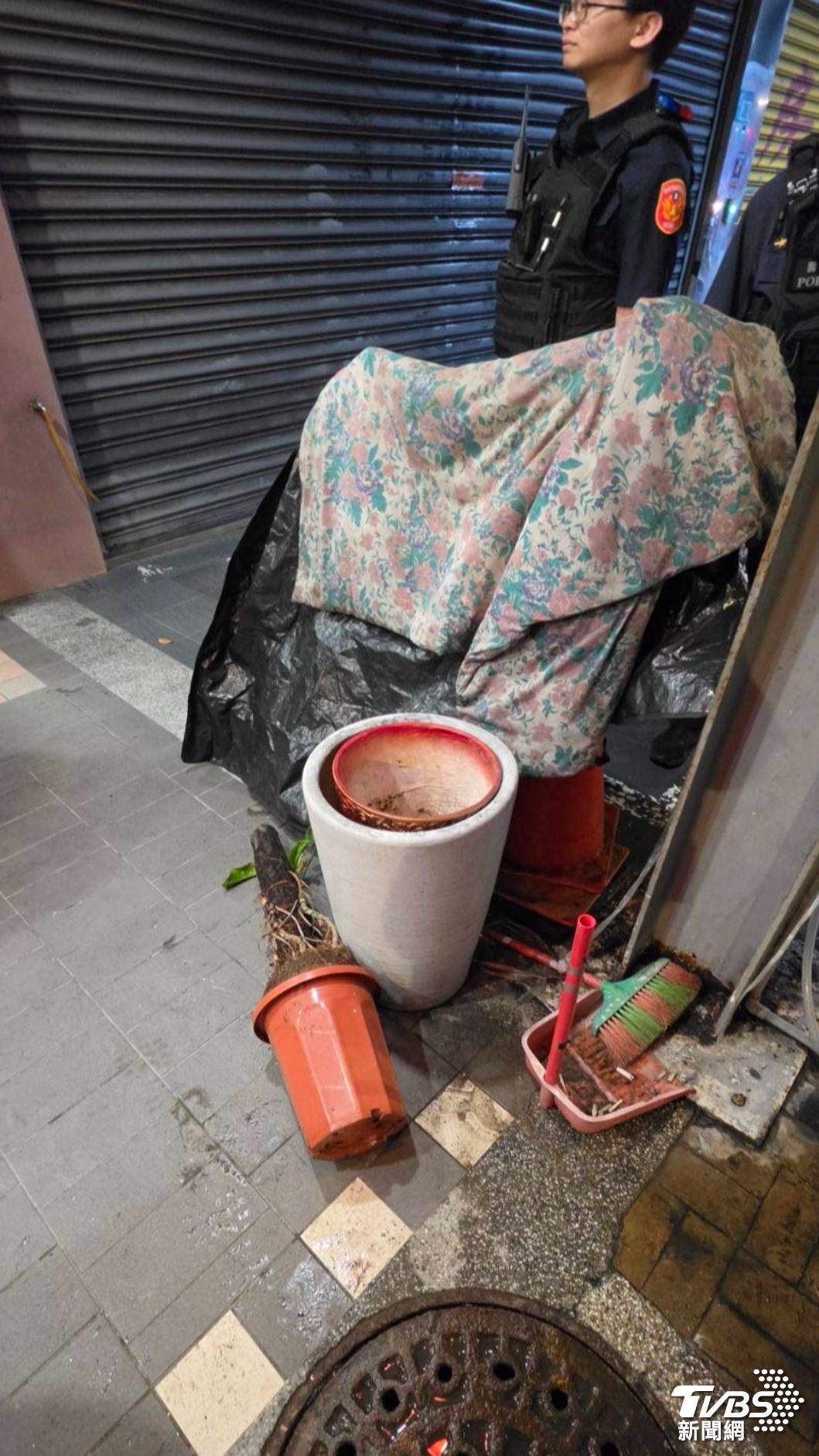陳男走出店家不到10秒,竟隨手撿起店外花盆旁的磚頭砸破玻璃。(圖/TVBS)