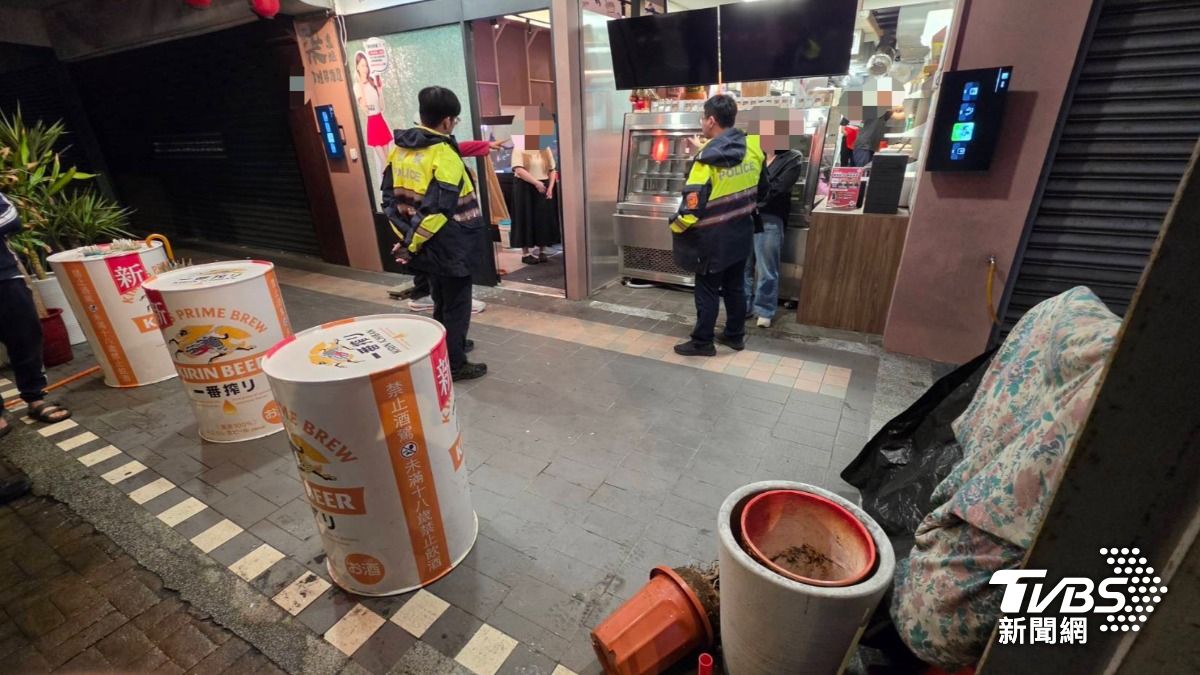 警方抵達現場時,陳男已造成店面玻璃嚴重毀損,居酒屋負責人隨即向警方提出毀損告訴。(圖/TVBS)