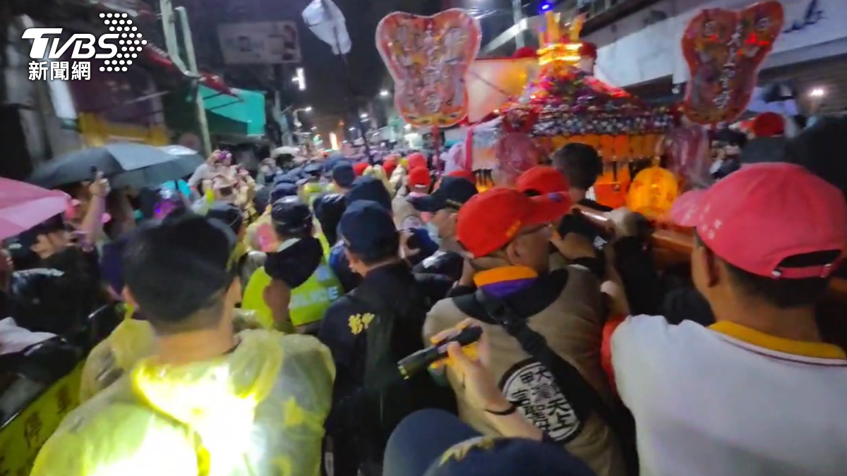 大甲媽祖遶境-彰化永樂街-搶轎衝突-搶扶娘傘-陣頭黑衣人-彰化天后宮-大甲媽祖衝突-大甲媽搶轎衝突-大甲媽祖遶境衝突-大甲媽祖黑衣人