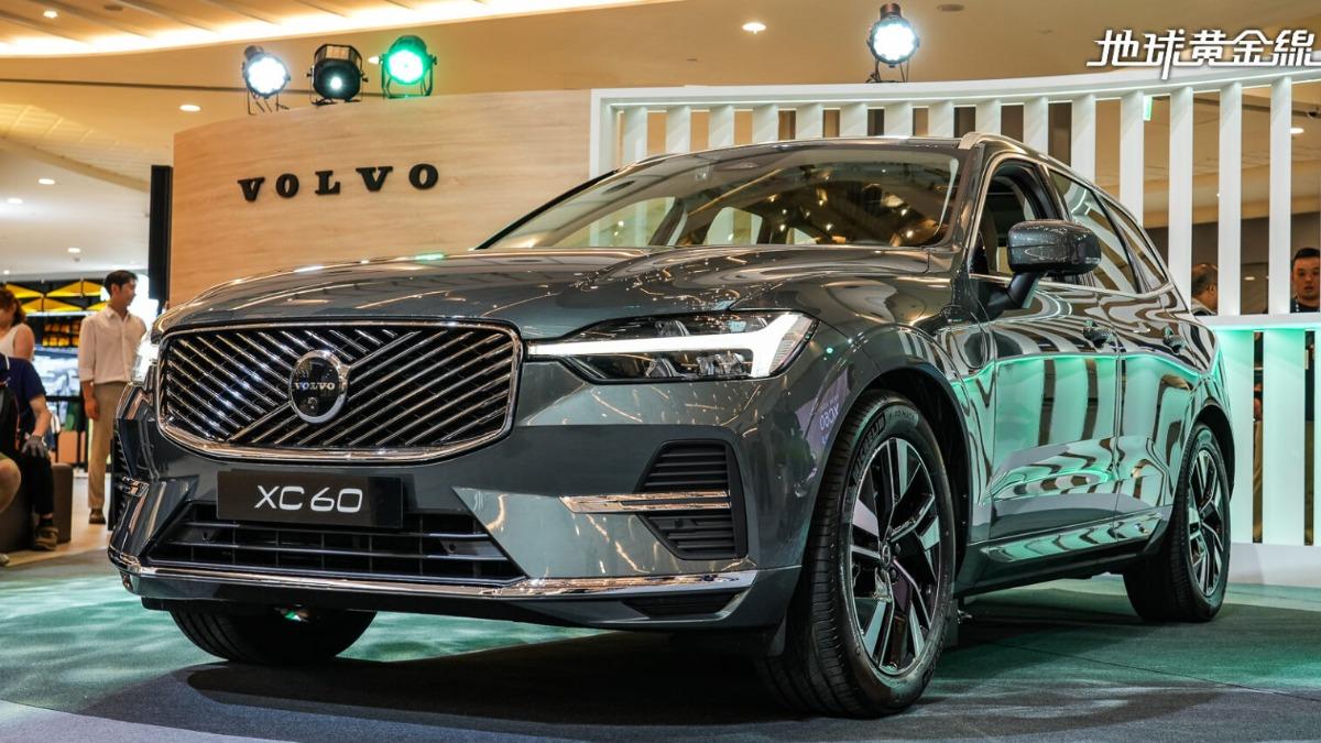 改款XC60提供B5 Plus AWD、B5 Ultra AWD與T8 Ultra AWD等3款車型等級,圖片為T8 Ultra AWD。(圖/地球黃金線)