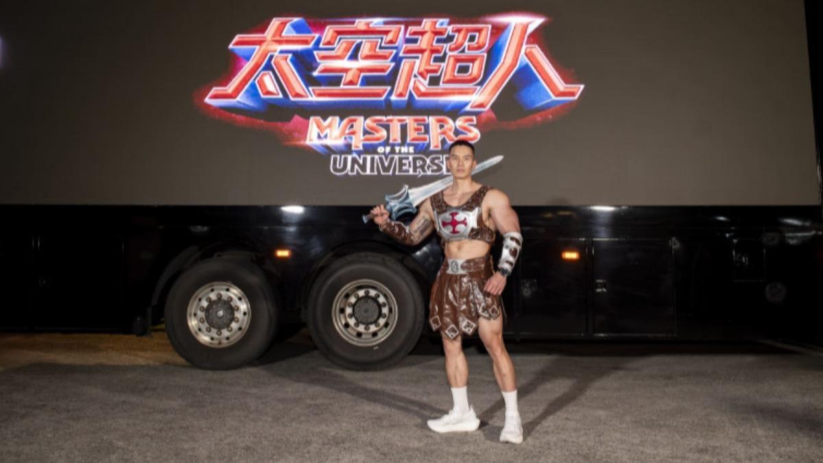 YouTuber「大H」驚喜現身搖滾路跑,化身「台灣版太空超人」。(圖/索尼影業提供)