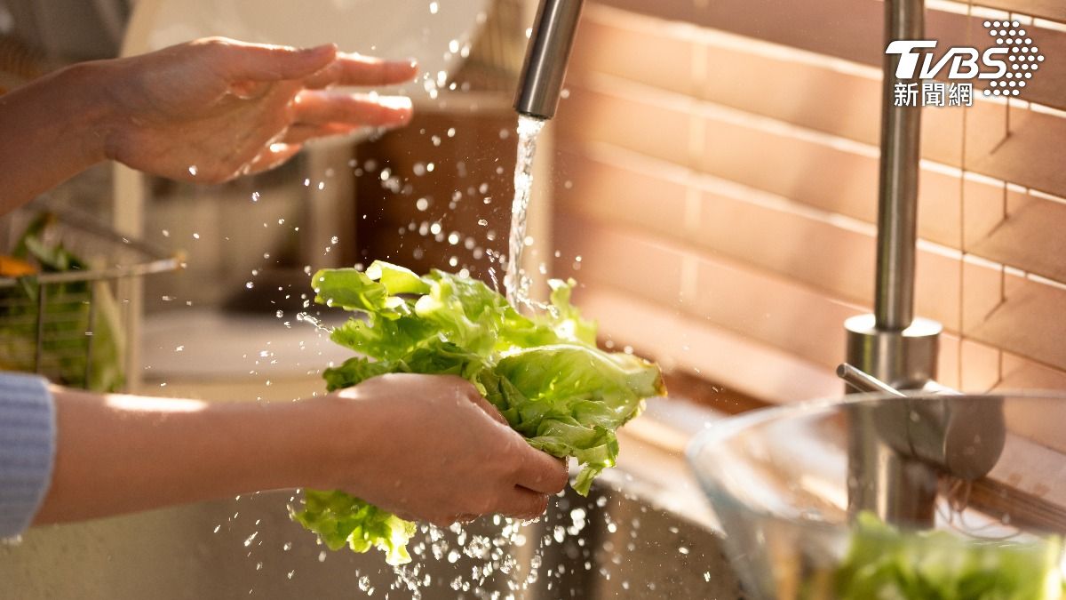 青菜萎靡有救了！「泡水」口感秒清脆　營養師：15分鐘是極限