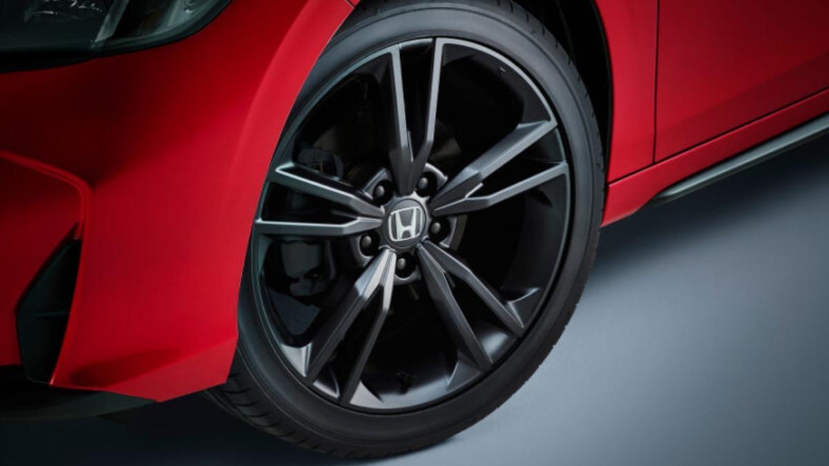Civic e:HEV RS會配上18吋的黑色鋁合金輪框。(圖/Honda提供)
