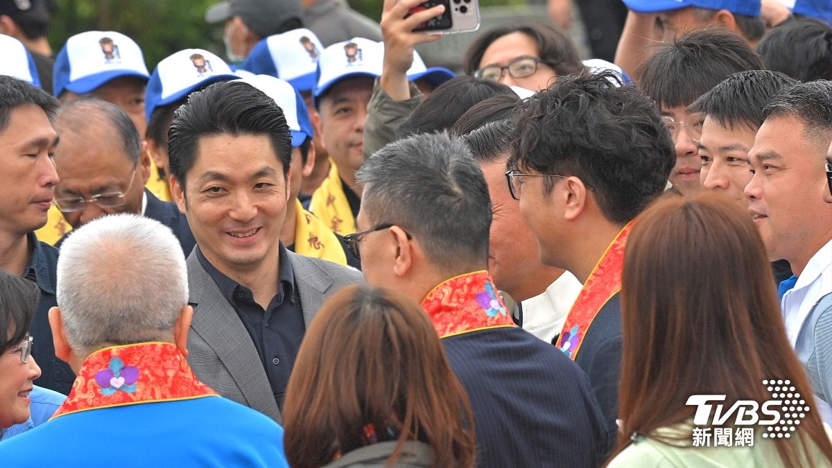 徐國勇、沈伯洋向台北市長蔣萬安致意。（圖／胡瑞麒攝）