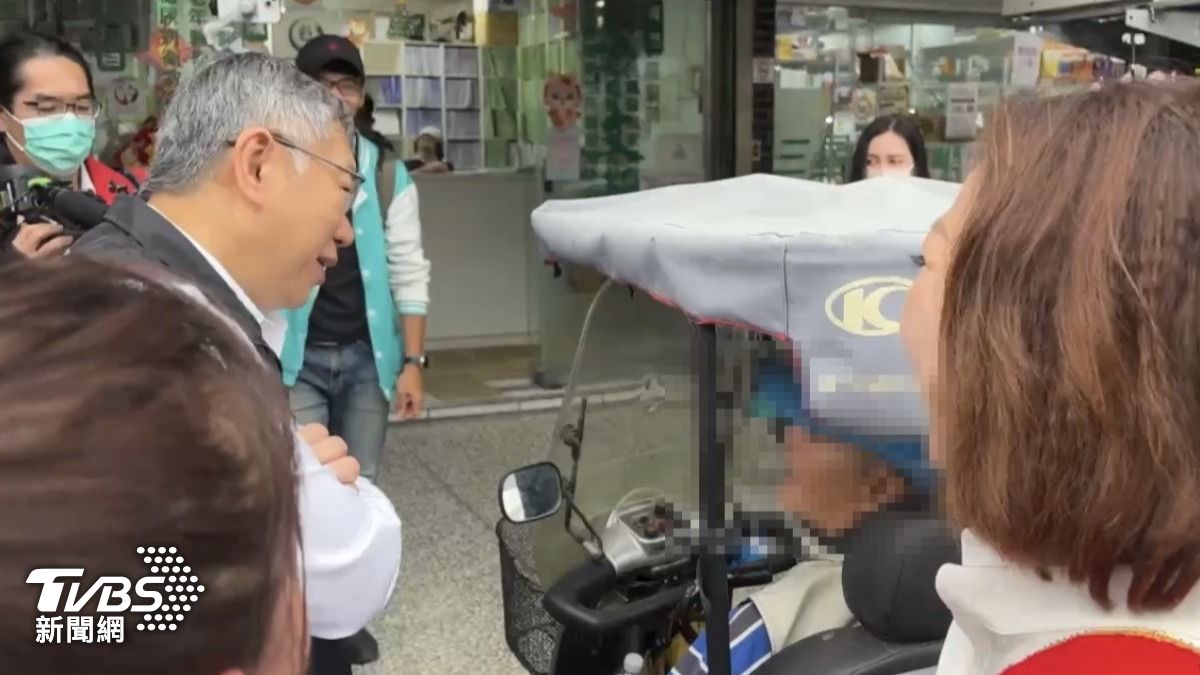 另一名阿伯當場開嗆柯貪污。(圖/TVBS)
