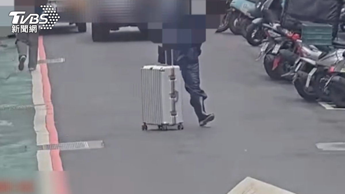 嫌犯犯案前帶著行李箱與穿著雨衣。（圖／TVBS）