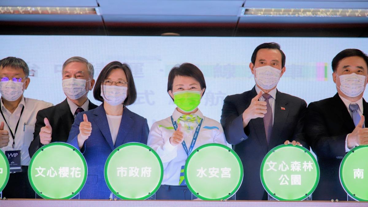 盧秀燕(中)回憶5年前台中捷運通車,當時前總統蔡英文(左三)、馬英九(右二)到場。(圖/翻攝盧秀燕臉書)