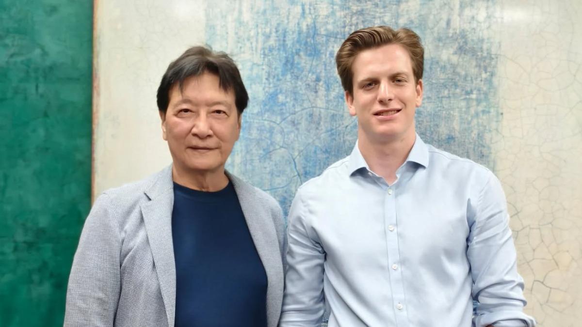 趙少康（左）接受美國獨立媒體Domino Theory資深記者Harry 採訪。（圖／翻攝趙少康臉書）