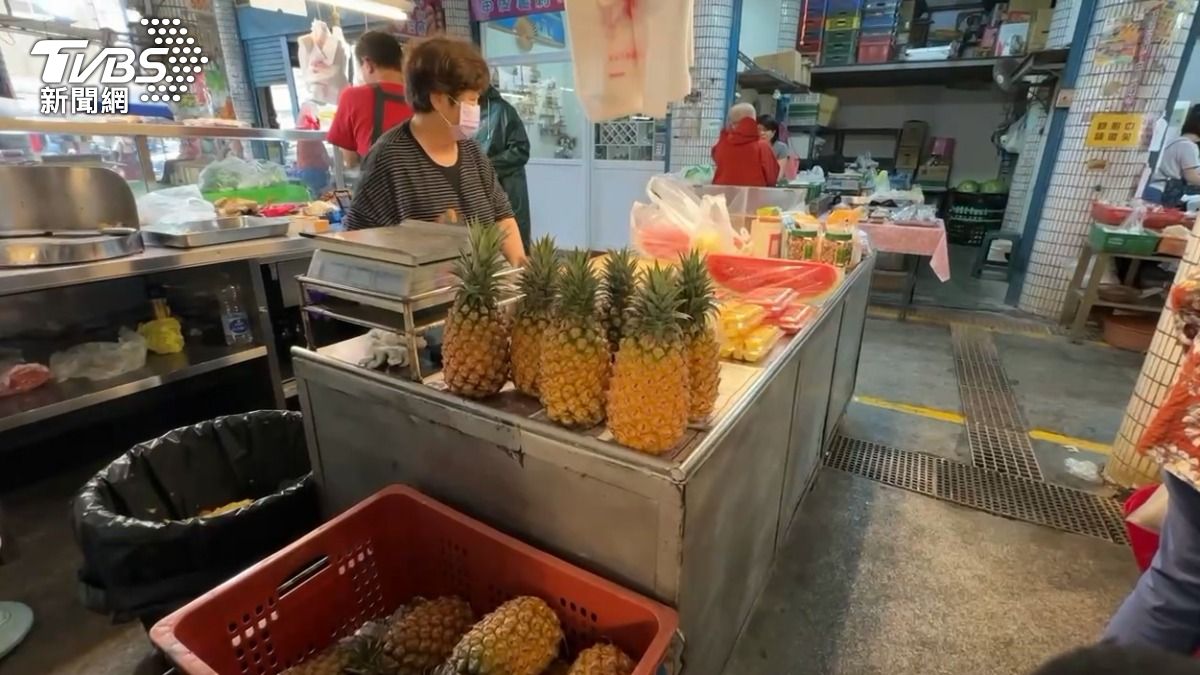市場攤商表示,金鑽現在正要進入產季,目前價格一斤30元,未來價格還會波動。(圖/TVBS)