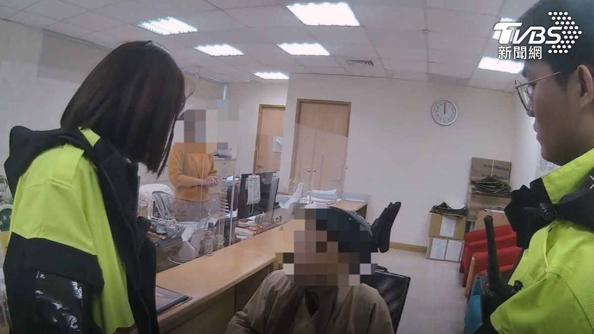 台東謝姓男子欲解除上百萬定存,行員擔心他受騙請來警方協助了解情況。(圖/TVBS)