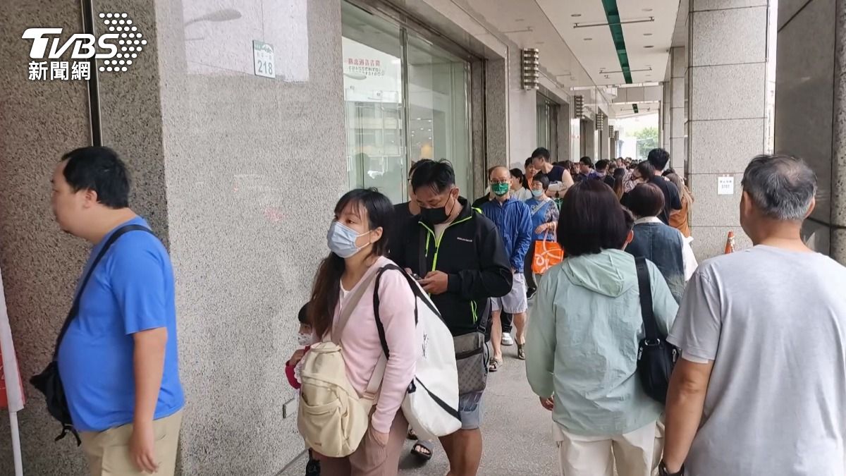 高雄近日掀起平價賣場搶購熱潮,直播主進駐大統百貨,枕頭99元、礦泉水15元,排隊人潮一早至少就有超過400人。(圖/TVBS)