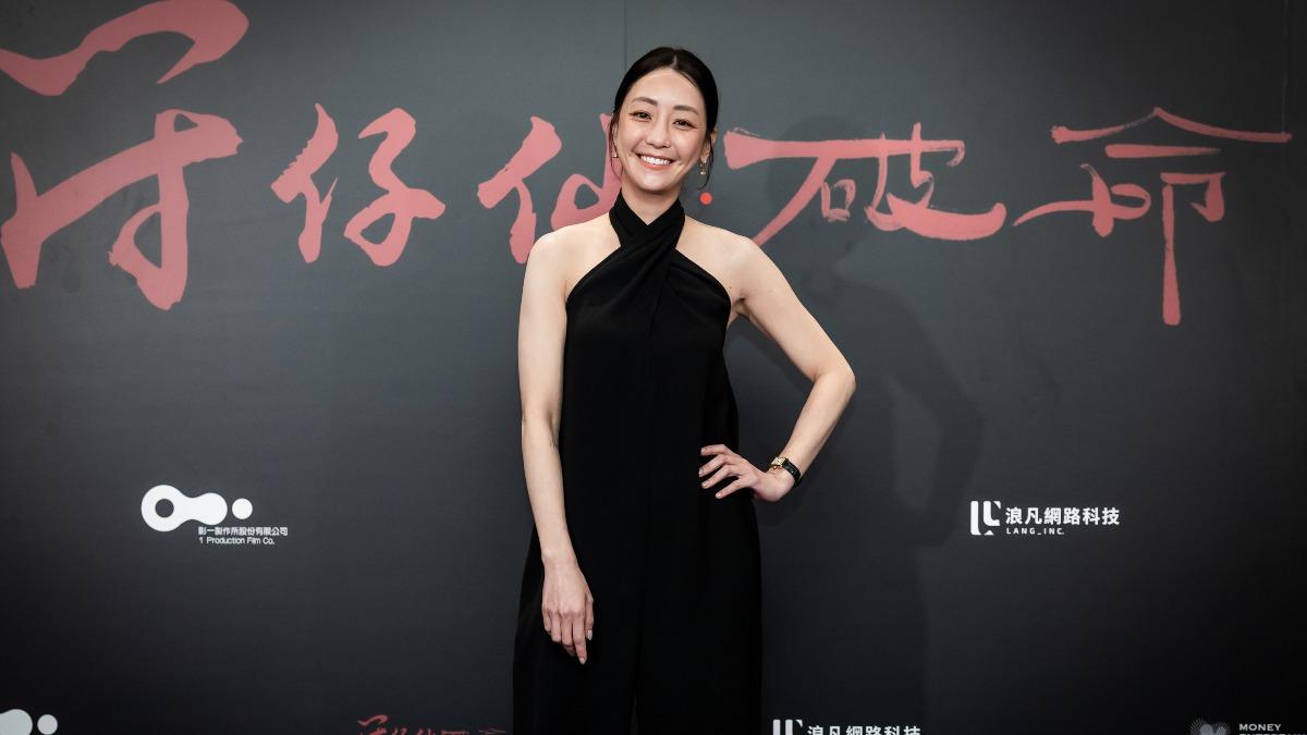 謝欣穎驚爆「靈魂被喜翔奪走」！穿老爸衛生衣開腿坐　女神笑喊：還蠻舒服的