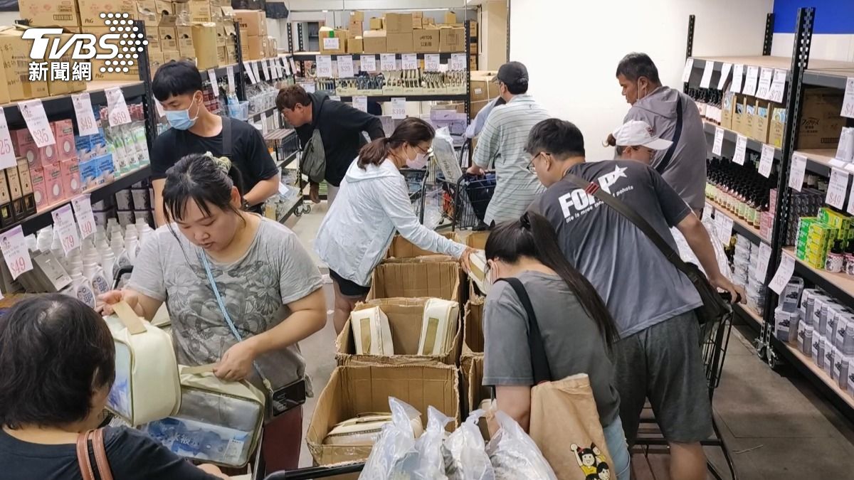 現場最吸引人的莫過於超殺價格的寢具商品,有民眾表示,限量的枕頭一個特價99元,棉被則是699元,在直播間原本要賣1290多元。(圖/TVBS)